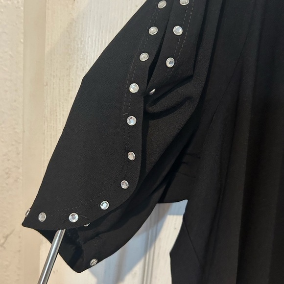 NWOT 89th & Madison Black Top with Rhinestone Detailing on Sleeves - Picture 6 of 7